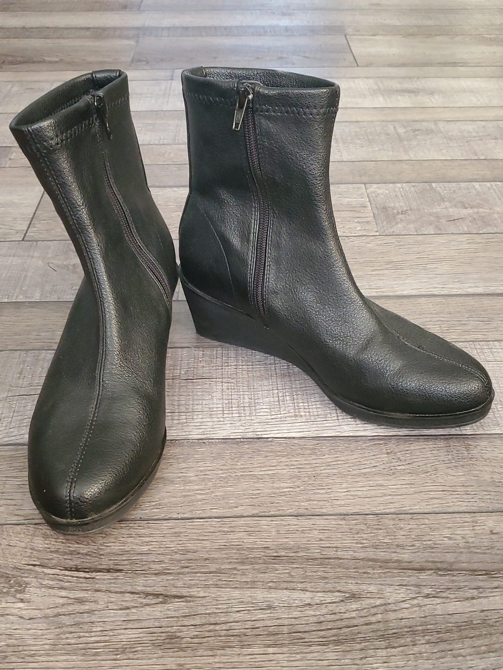 EUC Aerosokes Women's Black Leather Ankle Boots with Side Zipper Sz 8.5